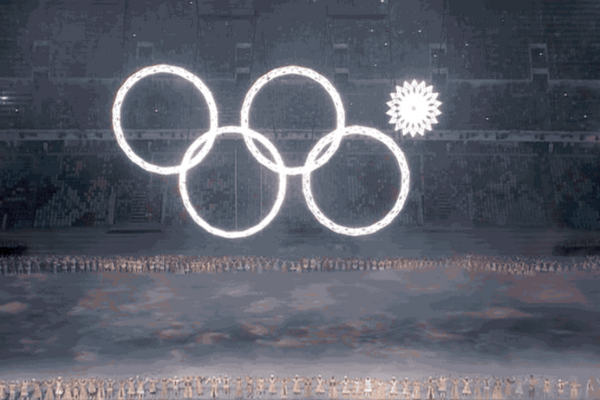 verge's tweet photo. The Olympic rings failed spectacularly during the #Sochi opening ceremony http://t.co/aHrfMzNZrN http://t.co/cvvZZarica