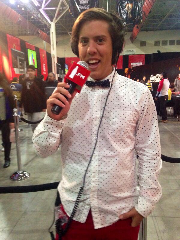 CocaColaFM's tweet photo. Con esta foto aclararemos todas las dudas que tienen sobre la ropa que @dimejr trae hoy. #LaCopaDeTodos http://t.co/YHKgFfNif1