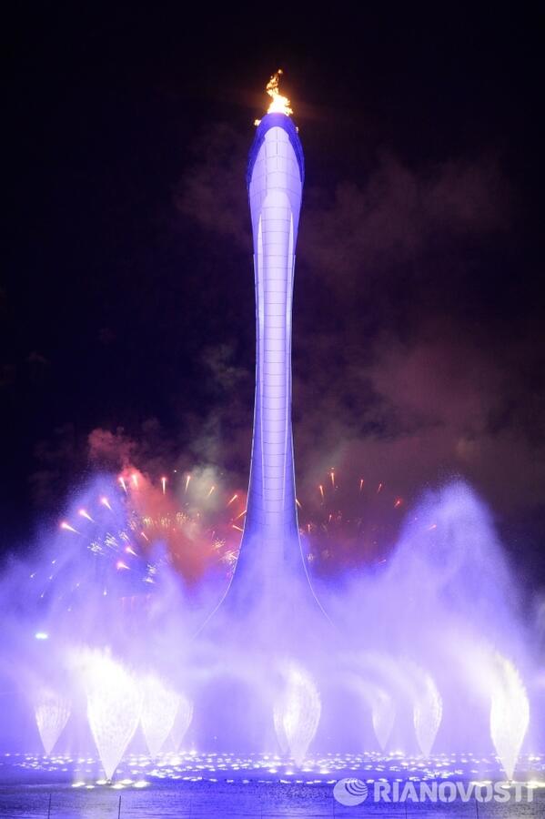 Факел олимпийского огня сочи 2014. Кто зажигал огонь на олимпиаде в сочи. Евпатория набережная фаершоу. Как зажгли огонь в сочи. Церемония открытия олимпиады в сочи 2014.