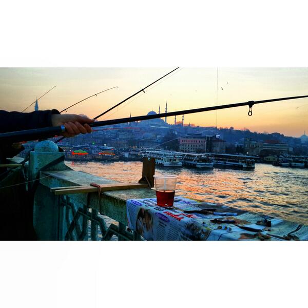 erdemkaskci's tweet photo. Galata Köprüsü'nde akşamlar bir başkadır @istanbul http://t.co/zqyVN6tWx5