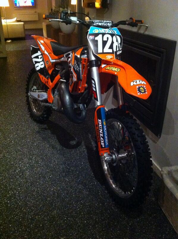 Daanschel's tweet photo. Thanks @KenRoczen94 for giving me your fork guards, they look really cool👍👌 Grtz from a fan from the Netherlands😉 http://t.co/OEPF8p0O62