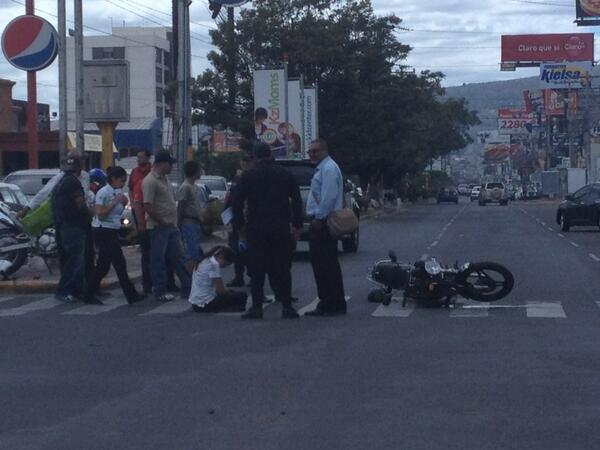lanotta's tweet photo. “@cmauriflores: Precaución en bulevar Morazan, frente banco Ficohsa, por carro que arrollo a joven. @diarioelheraldo http://t.co/GcaUO4ZMk6”