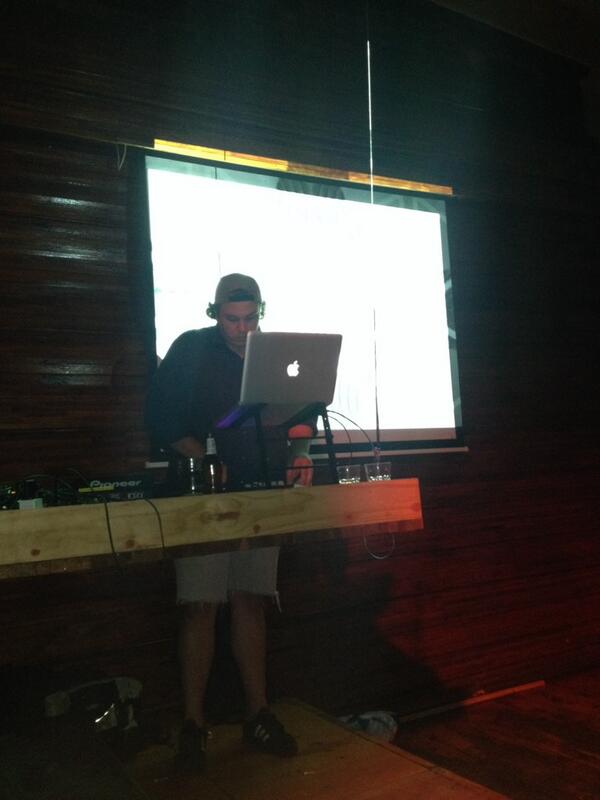 ButtonBashersZA's tweet image. Bas setting off the night right!