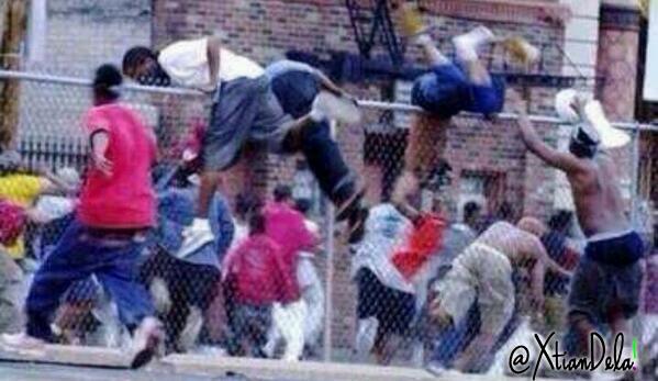 xtiandela's tweet photo. When UoN students are planning a strike then a Daystar student arrives #TheTrend #SaveDaystar http://t.co/yR0vivG6dE
