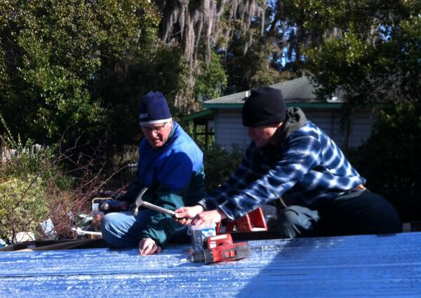 eastcooperhfh's tweet image. Our volunteer Shelly has a lot of faith in our Construction Manager's hammer skills. #safetyfirstthenteamwork