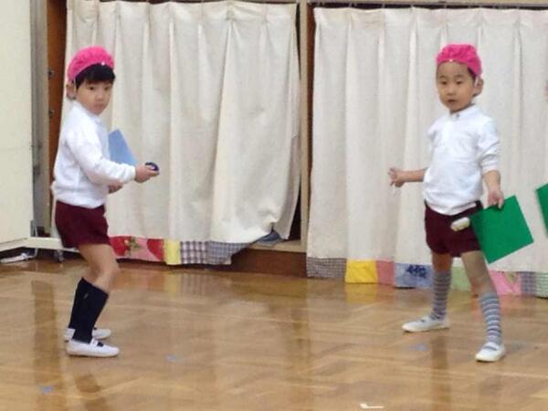 Junpooh77's tweet photo. 年長組に混じって、コマ回しの演技です。お兄さんお姉さんに負けまいと真剣です/:,@f http://t.co/8feOVZ8aye