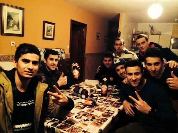 josefdz93's tweet photo. Con la familia @jmorales_93 @FranPG_92 @jesusmb46 @MigueBolivar4 @2rsergio http://t.co/nZx9SAXKw0