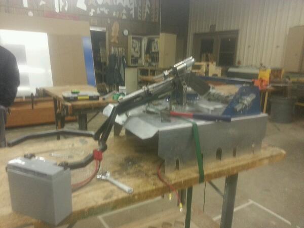 CyborgTigers's tweet photo. Goodnight Robot. Goodnight shop. Goodnight slightly damaged ceiling. #omgrobots http://t.co/iHqbMP2PoN