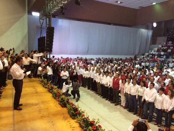 Juanqro's tweet photo. En la toma de protesta de los comités municipales de Querétaro, se sigue fortaleciendo nuestro partido @CCQ_PRI http://t.co/yJ0FuAa1T4