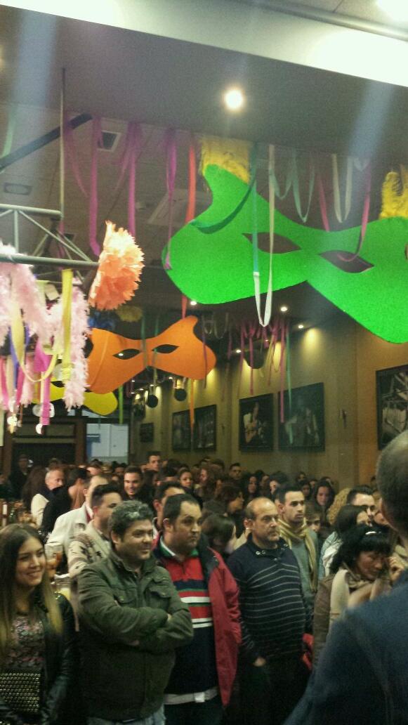 malodo25's tweet photo. Nuestra sala cn la gran actuacion de @comparsadCampoy http://t.co/l9hUBZCmag