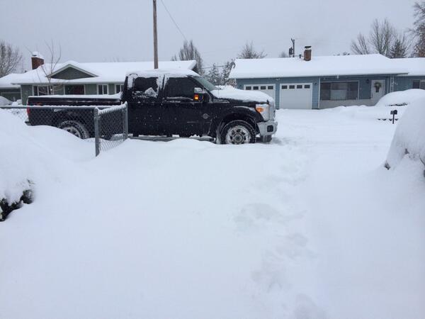BlackFlagBrew's tweet photo. The Black Flag delivery truck can still bring beer around Corvallis even during this storm, don't worry! http://t.co/lhH5NL0UsI
