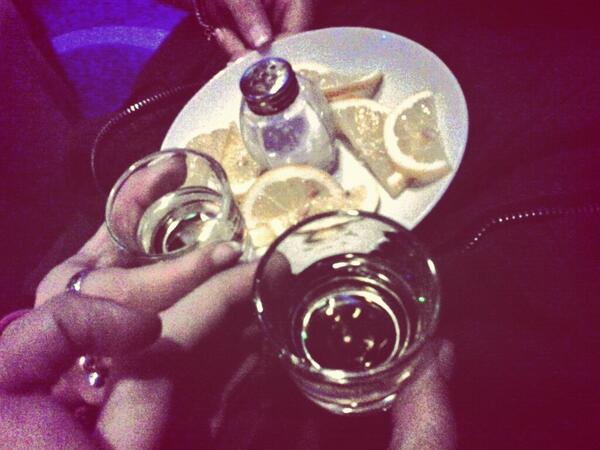 paloma012's tweet photo. De tequila va la cosa @loree223 #clau http://t.co/5TTB7GTTuM