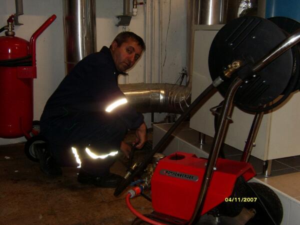 Tıkalı pis su gider açma işleriniz için hizmetinizdeyiz. Senelerin deneyimi ile   garantili servis hizmeti sunuyoruz.