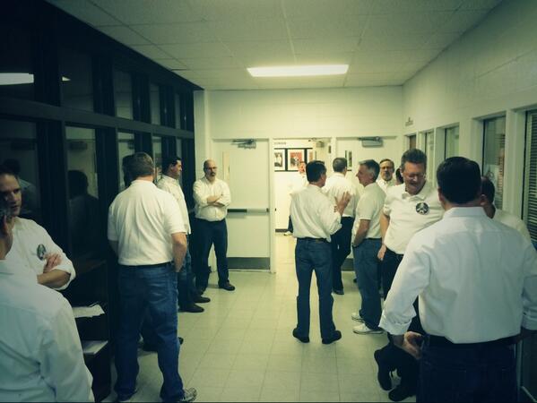 billshazzar's tweet photo. This is what panic looks like #theshowmustgoon #go #on #notgoon http://t.co/VmElJtdBq9