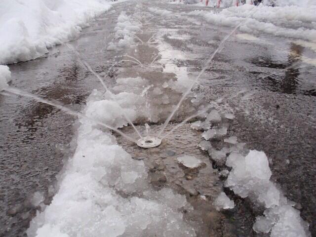 まい Pekewan おつありですー 雪国では道路の真ん中から雪を溶かす水が出るのですー Http T Co Vlzhtbblnf Twitter