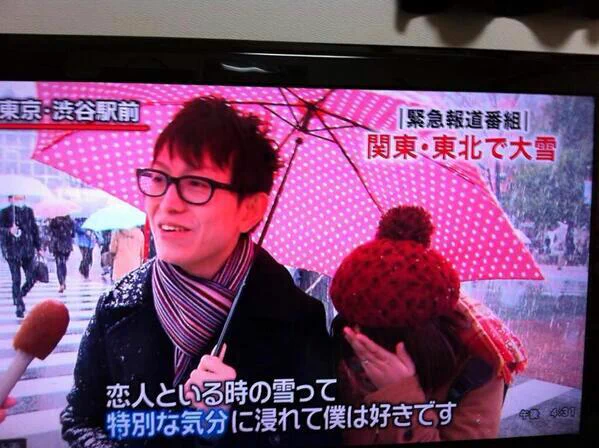 大雪の中でイチャイチャしてんじゃねぇ～よ...彼女もデレデレだしww