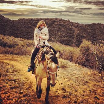Winter ride, fresh air, gorgeous view ❤

A woman's place is on a horse ?

#CountryAtHeart 

? http://t