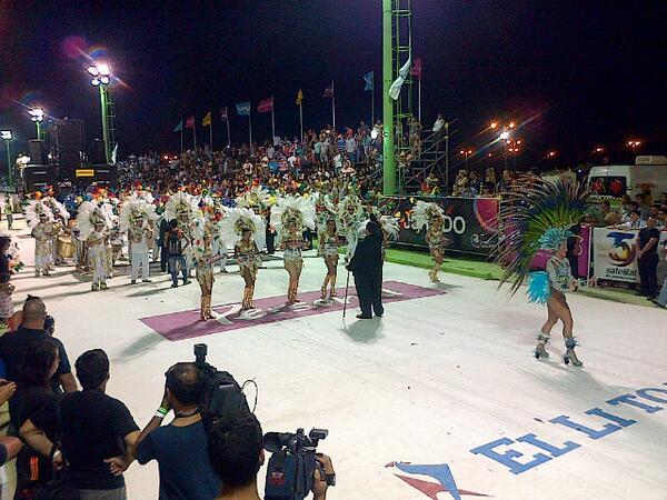 carnavaleando1's tweet photo. "La Poderosa" frente al Jurado #Sapucay2014 #CorrientesCapitalNacionalDelCarnaval http://t.co/VMSEr1GYqo