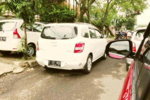 tan_wij's tweet photo. kayanya skrg parkir dimana aja bebass y!  -__- @infobdg http://t.co/irCDfL5NL7