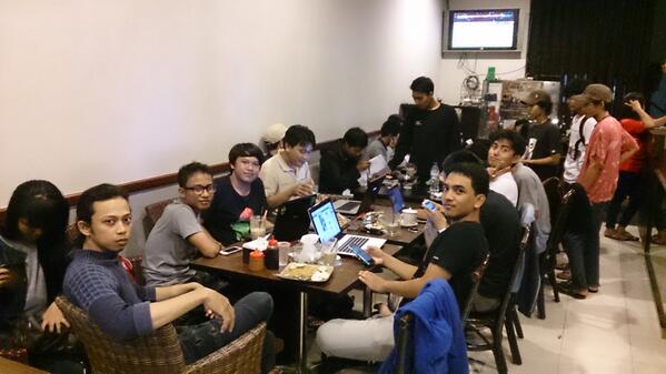 xperia_makassar's tweet photo. suasana kopdar malam ini,,,, yg belum ikut silahkan join kopdar xperia makassar stiap mlam sabtu di kafe daeng http://t.co/wPAxAoBETk