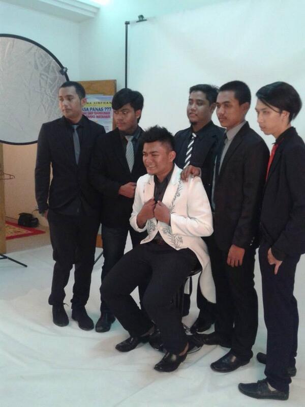 Alhamdulillah . selesai sudah photoshoot untuk FluorescentBand malam tadi .