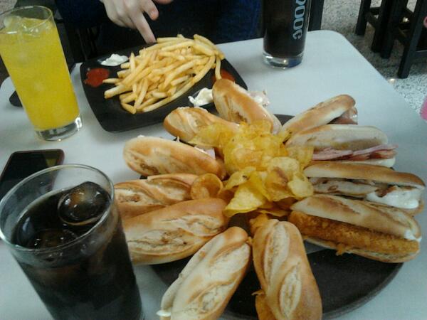 Daianacdh's tweet photo. Almorzando con las gorditas de @MariaMorMart @laura_candel @barbymoya9 :) http://t.co/gg23FaZ5Qz