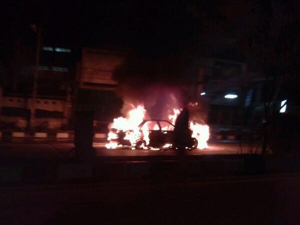 TMCPoldaMetro's tweet photo. RT @febrosa29: 19.15 Mobil sedan terbakar di JL. Margonda Raya Depok arah Pasar minggu. http://t.co/VftsqTnoAY