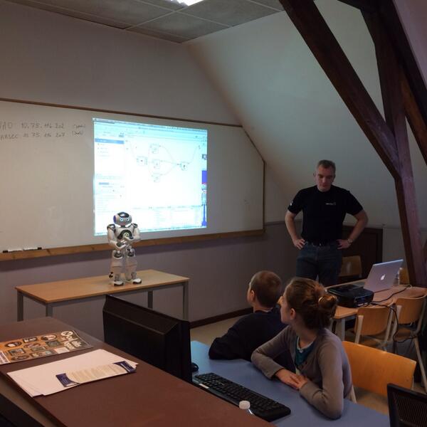 snicoll's tweet photo. Dernière session nao a @Devoxx4Kids #liege http://t.co/mCbpbcVqvN