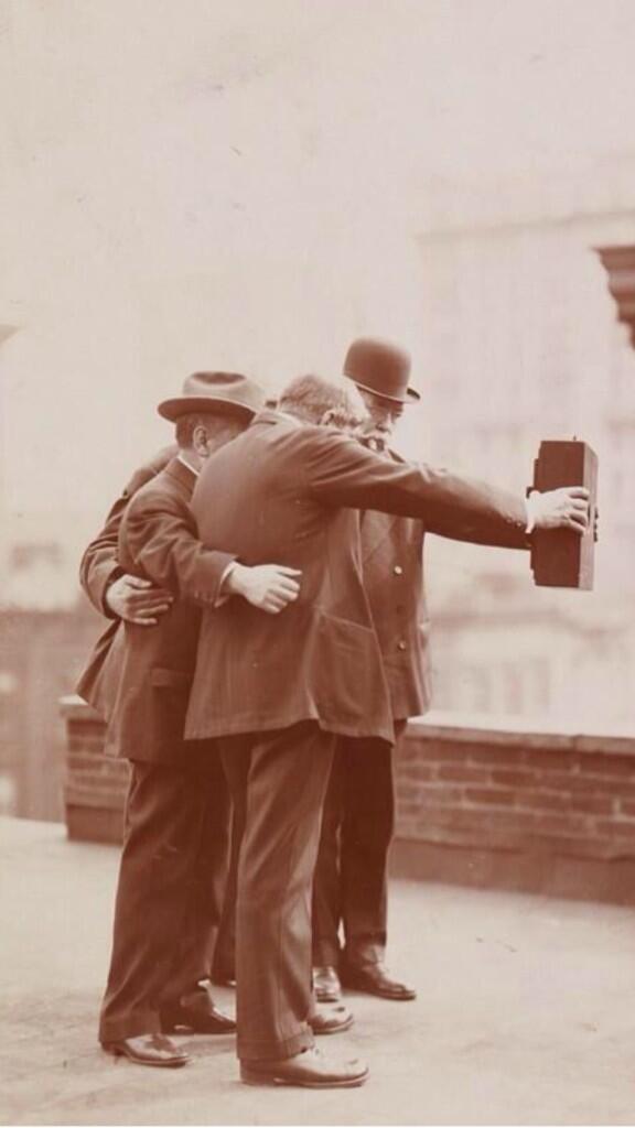 GenanteSelfies's tweet photo. Selfie bestond al in 1920! http://t.co/5I5R9t9lnL