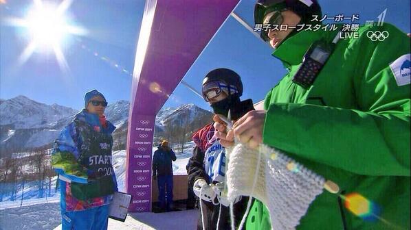 vellum6e's tweet photo. さきほどのソチでトンテリ選手の隣で編んでた人物ですが、フィンランドのコーチのAntti Koskinenさんだそうです。男性。http://t.co/hUAYYH76n5