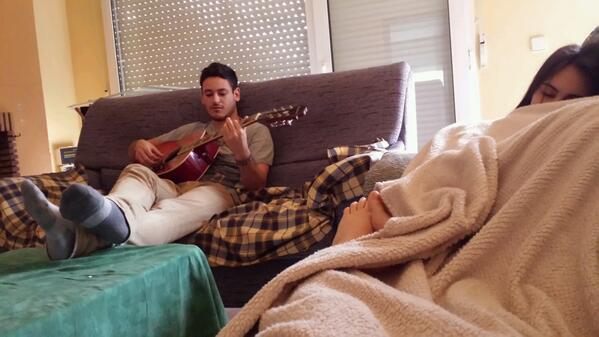 ep_lep's tweet photo. "@lidiamorales_: Panorama bohemio de una mañana. @LauraEscabias1 http://t.co/0Op4lmR5et" aaaaaay esos pies qué suaves