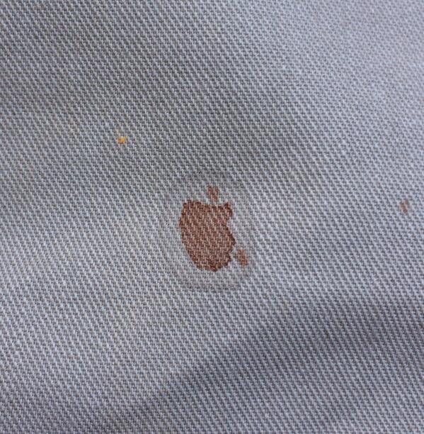 tdunstone's tweet photo. Replying to an SMS on my iPhone I spilt a little of my daughters babyccino on my shorts. A sign from Steven Jobs? http://t.co/9VvzQtDOUI