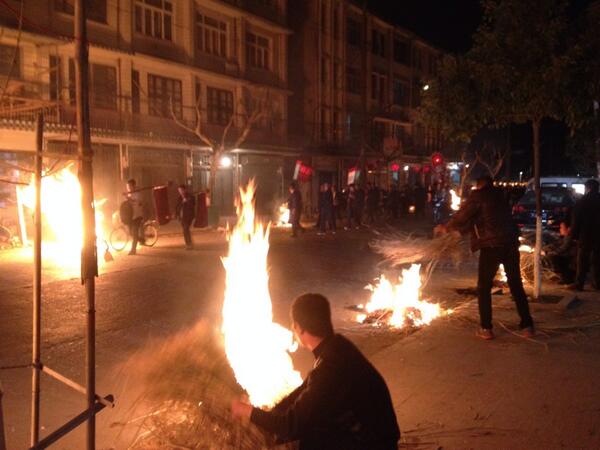 edenyehk's tweet photo. Chinese Lunar New Year tradition: start fire in front of houses to scare evil spirits and welcome the fire dragon http://t.co/90iF0s19sH