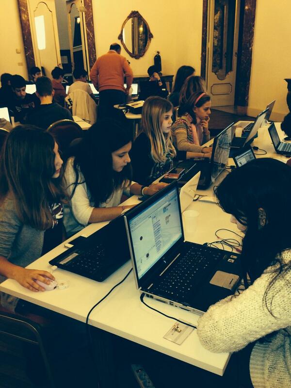 agaddone's tweet image. Girls #coding @ #coderdojonapoli #Dojopics @liaonet
