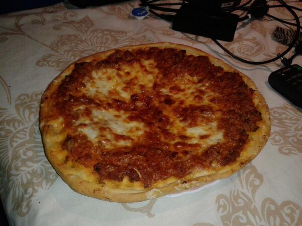 PerisMora92's tweet photo. pizza boloñesa casera... de nuevo sacando la magia en la cocina jajajajajaja http://t.co/uHq4epXKvz
