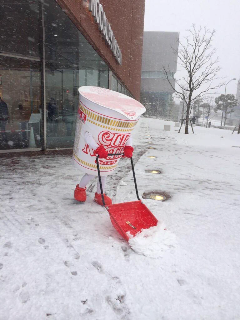 カップヌードルが雪かきをしている様子がシュールｗｗ