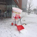 カップヌードルが雪かきをしている様子がシュールw