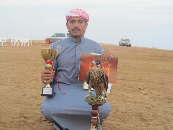 almagermah's tweet photo. نبارك للاخو محمد غازي صيرم
بمناسبة الفوز بالكاس باسرع طير في الملواح 
في سباق الصقورالموسم اﻻول ^بقرية الصوارمه http://t.co/GIHjCKtqb5