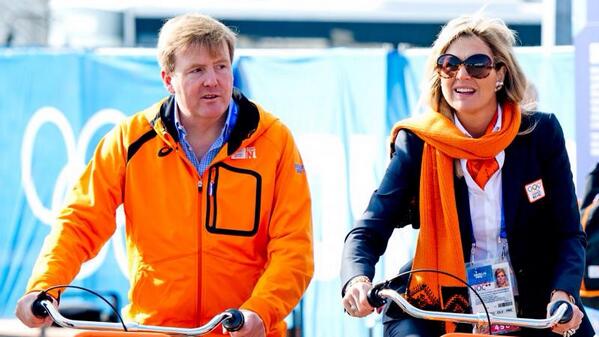 Koning Willem-Alexander en koningin Maxima hebben een bezoek gebracht aan het olympisch dorp in Sotsji.
