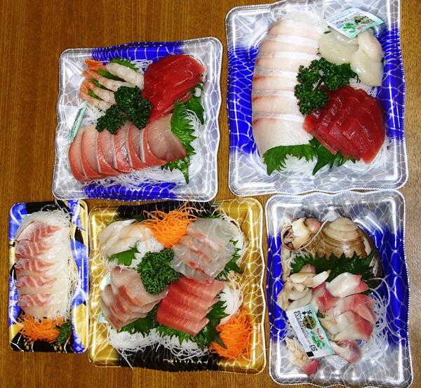 kanngui's tweet photo. 暴風雪の中ダイエーへ、1380円のお刺身盛り合わせが１４０円や70円の刺身のつまが3円!!!　じぇじぇーっ!!!　馬鹿親子で買いあさり、夕飯後の腹いっぱいの中宴会しました。3136円分が440でした。 http://t.co/ebEw2aGHka
