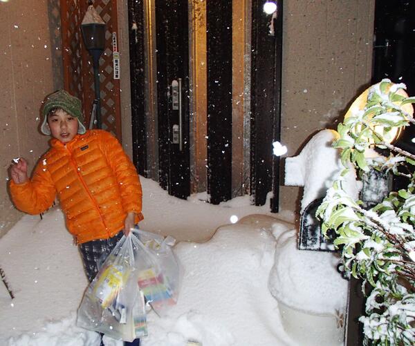 kanngui's tweet photo. 30年前の高校生の時、千葉で気象観測史上最高の積雪43cmというのがあったのを思い出しました。1時間の買い物後、家に帰ると玄関前のゆるい上り坂を車は登れず、玄関はうもれておりました。 http://t.co/78Z4bsjigU