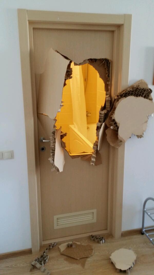 Выбили дверь в квартиру. Картонная дверь. Разбитая дверь. Сломанная дверь. Дверь сломалась.
