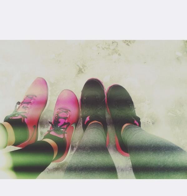 LightKulb's tweet photo. @Selen16_ running with da boo http://t.co/FyuNjJbL0D
