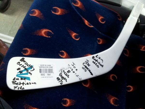 _TheLionsPride's tweet image. Our captain @Luke_Thomas9 's brand new blade freshly autographed by the Nottingham Tigers (U14s) #FutureCollectable