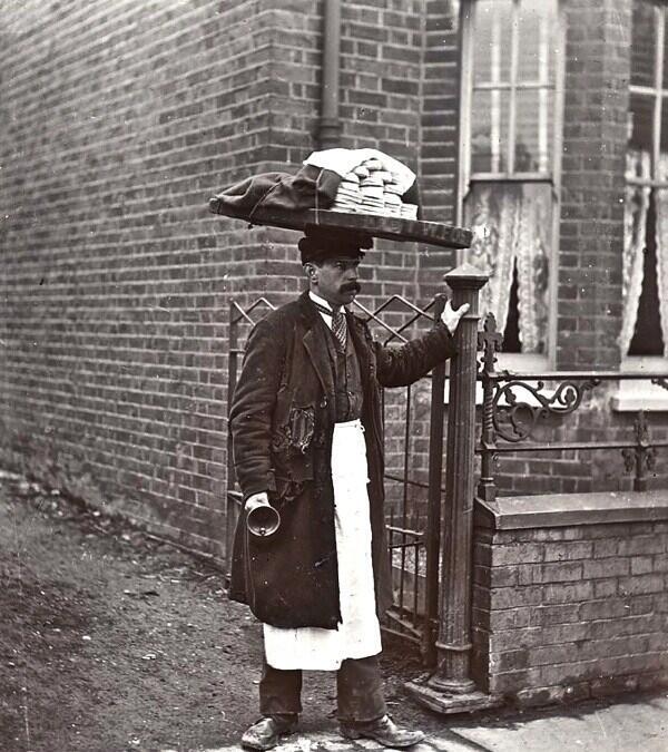 weirdou's tweet image. "@HistoryInPics: Muffin man, London, c. 1910. http://t.co/BJ2FT8qPB2" El amor de tu vida @Jusstina si hubieras vivido en el Londres de 1910