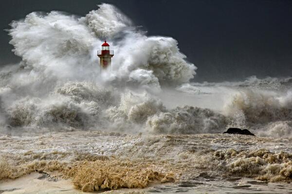 antoniorizzoit's tweet photo. A huge ocean #storm. #Portugal, photo by Eselin Malinov | National Geographic. http://t.co/QtlmPre7zr
