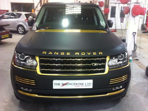 CarWrapNorfolk's tweet photo. #rangerover #wrapped #matteblack #goldchrome #paintedbadges #paintedwheels #personaltouch @The_Bodycentre http://t.co/Fl0iMDItHf