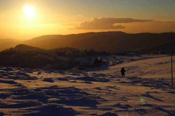 Les pistes du Ballon sont ouvertes! Superbe photo RT <a href="/clearbib/">Clément Arbib</a> #Sunset #Balsace #Belfort <a href="/BelfortOfficiel/">Ville de Belfort</a>
