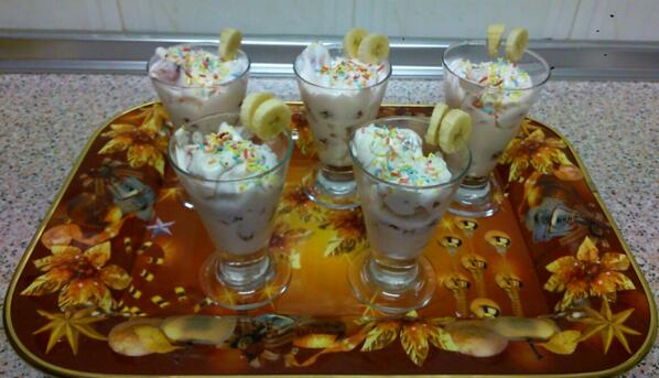 Postre de esta noche (fresas con nata) ummm...