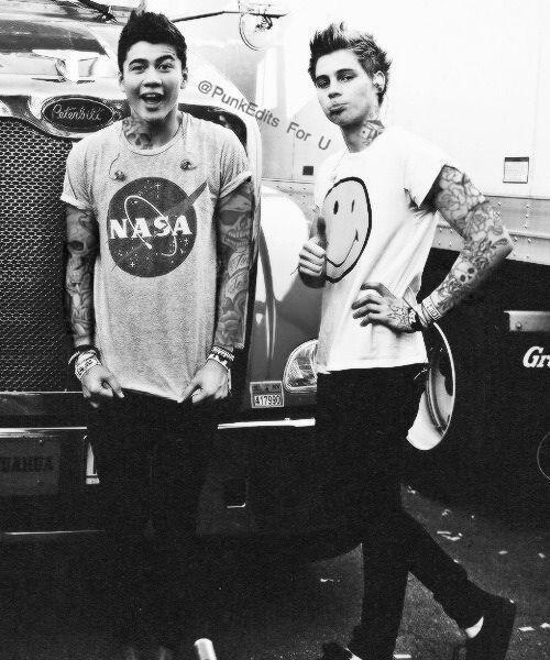 BodyModMofos's tweet photo. punk calum and luke=perfection http://t.co/naqFgL77an